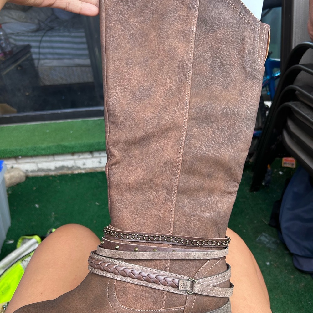 Geneva Brown Heeled Boots with Elegant Design